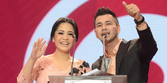 5 Bulan Nikah, Raffi Ahmad & Nagita Slavina Bikin Heboh Twitter 5 Bulan Nikah, Raffi Ahmad & Nagita Slavina Bikin Heboh Twitter