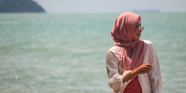 5 Safe, Comfortable, and Stylish Hijab Beach Outfit Inspirations