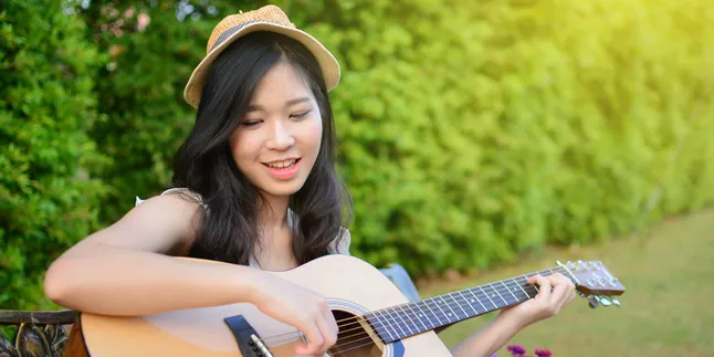 5 Lagu Kekinian yang Asyik Dibuat Versi Akustiknya