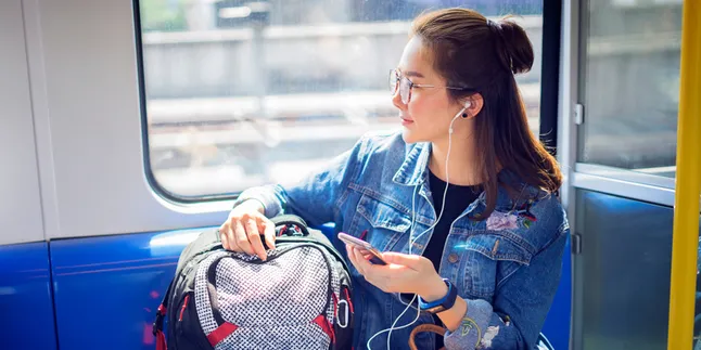 5 Lagu yang Syahdu Didengerin Dalam Perjalanan Naik Kereta
