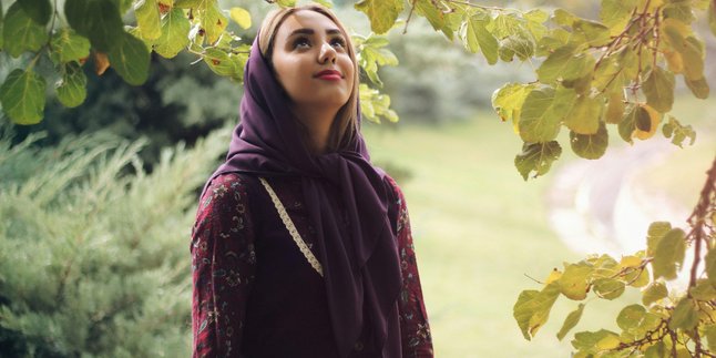 5 Burgundy Eid Outfit Models That Will Be Trending in 2025, Simple Yet Elegant