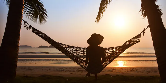5 Pantai Eksotis yang Lagi Trending untuk Nikmati Sunset Akhir Tahun