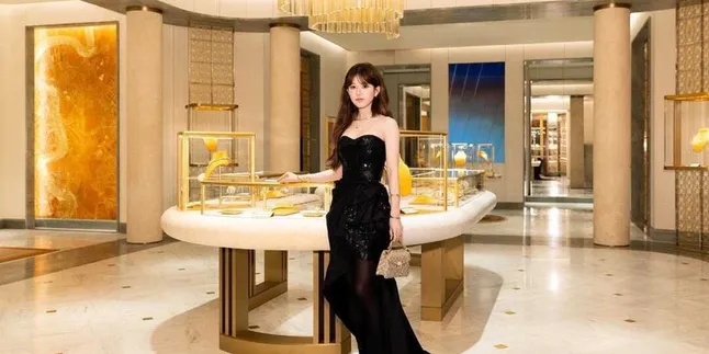 5 Photos of Zhao Lusi's New Bangs Style That Amazed the Public in a Rare Moment