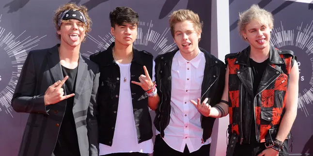 5 Seconds of Summer Tiba di Bandara LAX, Fans Histeris