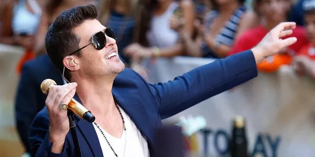 5 Universitas Cekal 'Blurred Lines' Robin Thicke