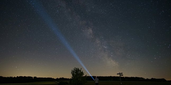 6 Meanings of Seeing a Falling Star According to Javanese Primbon, Brings Many Good Signs