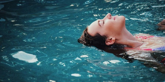 6 Arti Mimpi Berenang di Kolam Renang Menurut Primbon Jawa, Salah Satunya Tanda Sedang Emosional