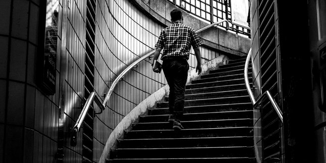 6 Meanings of Dreaming About Climbing Stairs, Allegedly a Symbol of Life Journey and Achievement