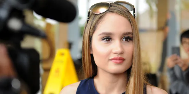 6 Bulan Pacaran, Cinta Laura Bakal Bawa Pacar Ke Indonesia?