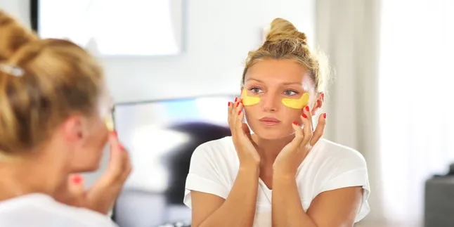 6 Cara Hilangkan Kantung Mata Dengan Sendok, 3 Hari Langsung Hilang Total