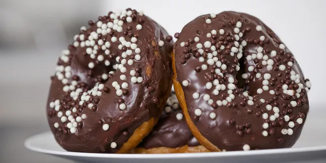 6 Cara Membuat Toping Donat dari Coklat Bubuk yang Bikin Ketagihan
