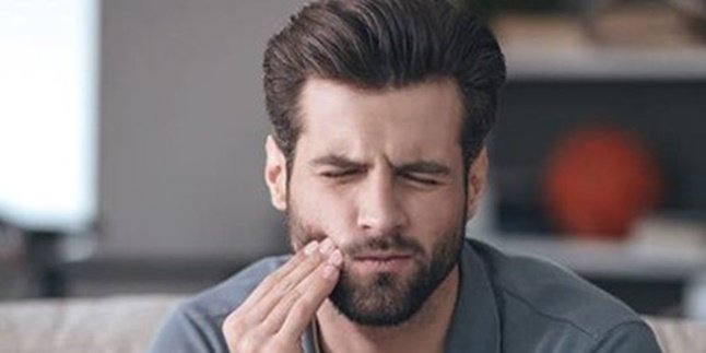 6 Easy and Natural Ways to Overcome Tooth Sensitivity, Use Saltwater - Honey