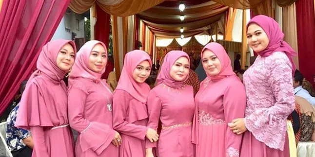 6 Inspirasi Model Gaun Bridesmaid Satin Hijab yang Anggun, Elegan, dan Stylish