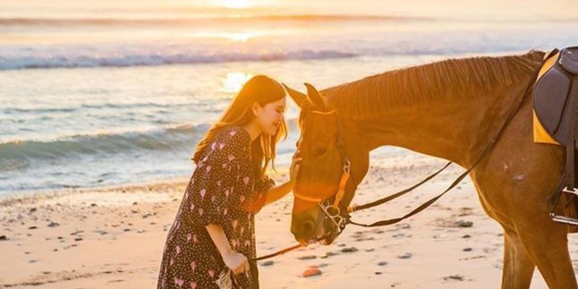 6 Beautiful Artists Who Have a Horse Riding Hobby