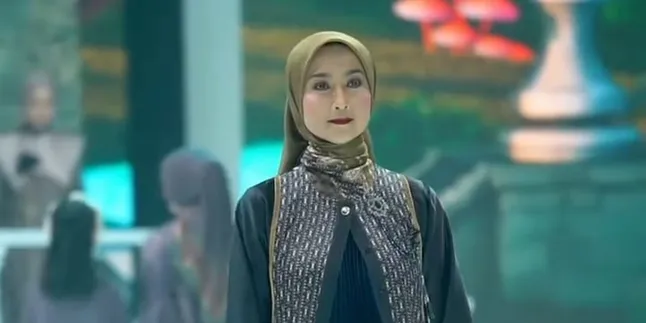 6 Photos of Desy Ratnasari as a Model at Zaskia Sungkar's Fashion Show, Stunning on the Runway