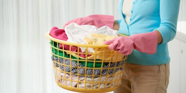 6 Tips Mencuci Baju Agar Tidak Bau Apek dan Cepat Kering Saat Musim Hujan