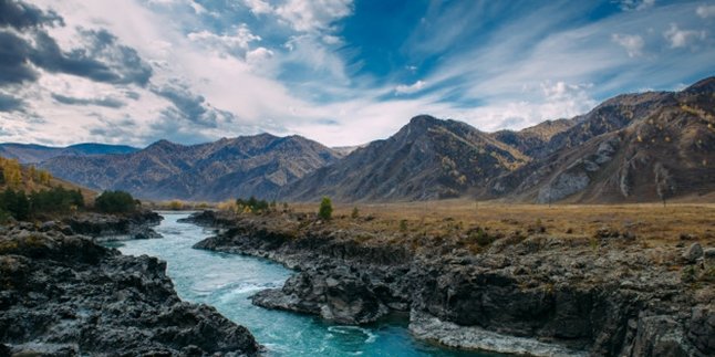 60 Caption Gunung Kekinian, Cocok Jadi Ungkapan Hati Bagi Pecinta Gunung