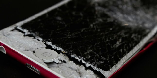 7 Meanings of Dreams About Broken Phones, Many Believe They Bring Bad Signs