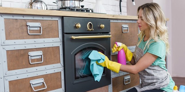 7 Ways to Clean Stubborn Stains on Household Appliances, Microwave - Sink