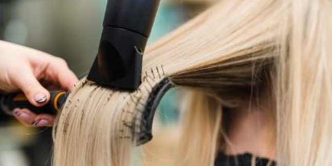 7 Cara Mengatasi Rambut Rontok, Pakai Bahan Alami