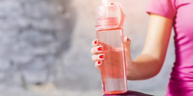 7 Cara Menghilangkan Bau Tidak Sedap Pada Botol Minum yang Praktis dan Efektif