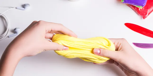 7 Cara Super Gampang Membuat Slime dengan Lem Fox, Cobain Yuk