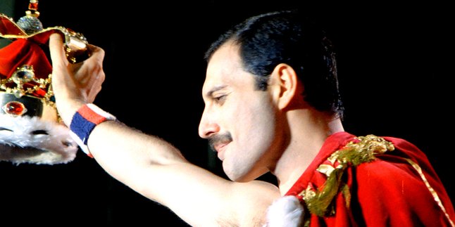 7 Fakta Mengejutkan Rocker Nyentrik Freddie Mercury