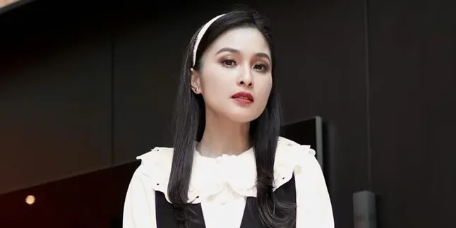 7 Foto Sandra Dewi Pertama Kali Keluar Rumah Setelah Operasi Ambeien, Kecantikannya Tak Diragukan Lagi