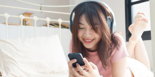 7 Lagu Trending yang Banyak Didengerin Millennial Saat Ini, Kamu Sudah Update?