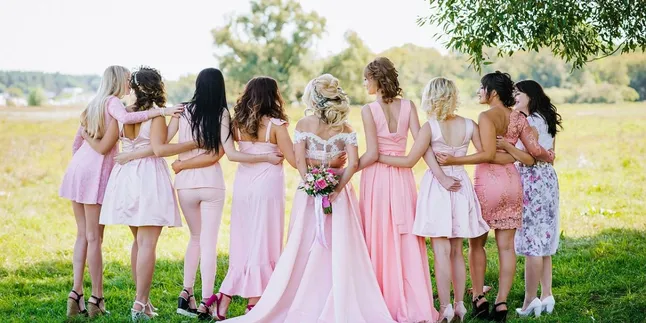 7 Model Baju Bridesmaid Elegan untuk Tampil Memukau di Momen Spesial Pernikahan