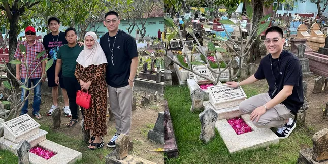 7 Potret Ifan Seventeen Kunjungi Makam Dylan Sahara, Masih Dekat dengan Keluarga Mendiang sang Istri