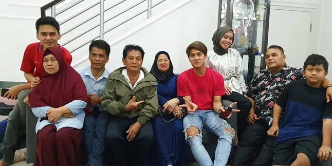 7 Potret Hangatnya Pertemuan Keluarga Lesti dan Rizky Billar, Sudah Direstui - Tentukan Tanggal Nikah?