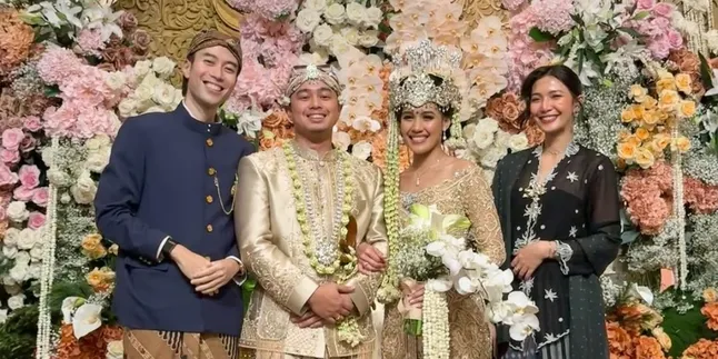 7 Photos of Vidi Aldiano Singing Until Flashmob at a Friend's Wedding