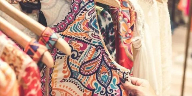 8 Elegant and Professional Batik Work Outfits for Hijab-Wearing Women