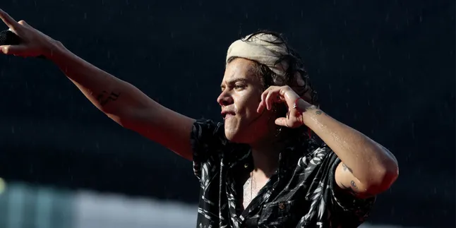 8 Gosip Paling Tak Masuk Akal Tentang Harry Styles, Percaya?