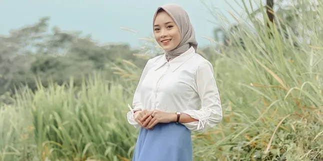 8 Inspirasi OOTD Style Hijab Rok dan Kemeja yang Unik dan Tidak Monoton, Cocok untuk Hadiri Acara Semi Formal