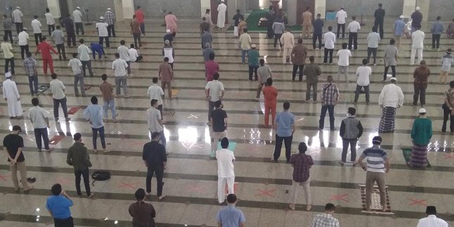 8 Panduan Ketika Kembali Sholat Berjamaah di Masjid Saat New Normal