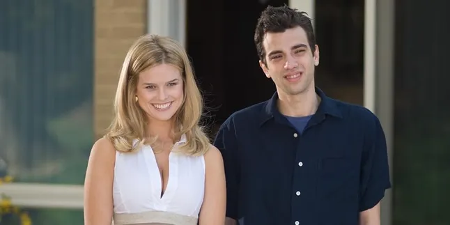 8 Recommendations for Popular Girl and Innocent Boy Western Romcoms That Will Make You Feel All the Feels from Start to Finish