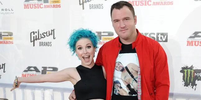 8 Tahun Pacaran, Hayley Williams - Chad Gilbert Akhirnya Menikah! 8 Tahun Pacaran, Hayley Williams - Chad Gilbert Akhirnya Menikah!
