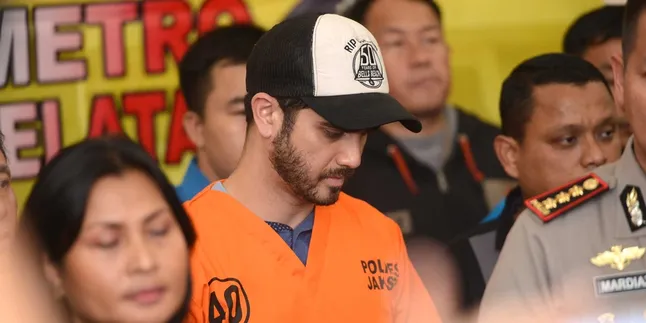 9 Hari Mendekam di Balik Jeruji Besi, Fachri Albar Jatuh Sakit 9 Hari Mendekam di Balik Jeruji Besi, Fachri Albar Jatuh Sakit