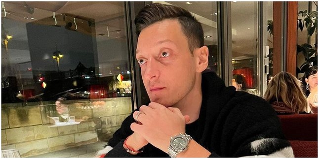 9 Portraits of Mesut Ozil, the German Footballer Rumored to Join Raffi Ahmad's Club