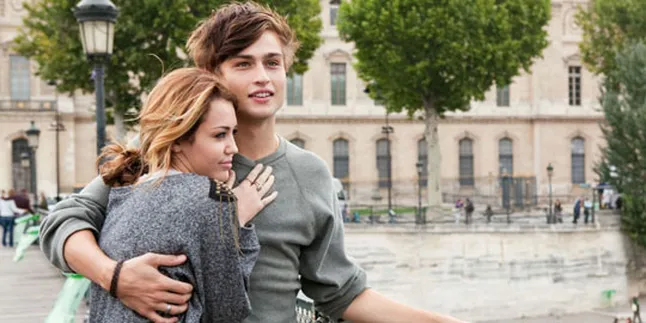 [Review] 'LOL', Dan Kemudian Tertawa