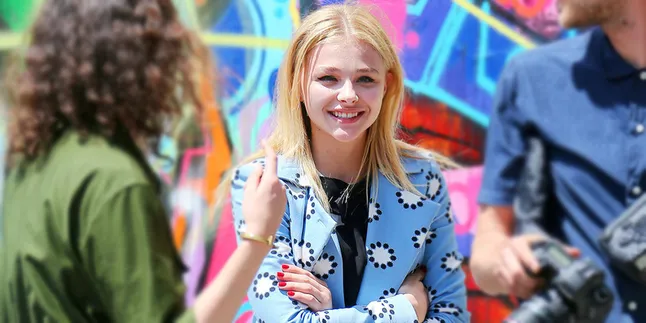 Abaikan Brooklyn Beckham, Chloe Moretz Gandeng Pria Lain Abaikan Brooklyn Beckham, Chloe Moretz Gandeng Pria Lain