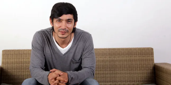 Abimana Aryasatya Nggak Mau Cepet-Cepet Nonton Filmnya Sendiri Abimana Aryasatya Nggak Mau Cepet-Cepet Nonton Filmnya Sendiri