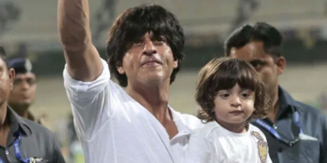 AbRam Khan Ikut ke London, Shahrukh Khan Tak Tahan Ungkap Bahagia AbRam Khan Ikut ke London, Shahrukh Khan Tak Tahan Ungkap Bahagia