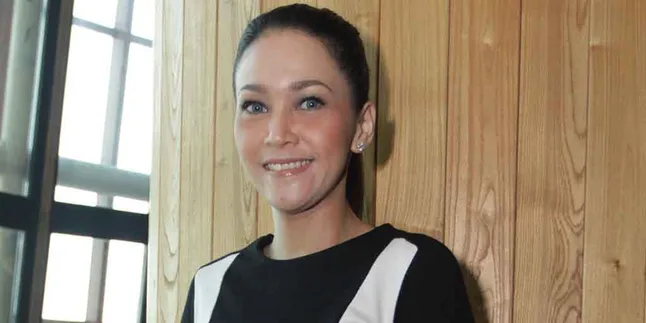 Absen Temani AQJ Sidang, Maia Estianty Tak Mau Ketemu Dhani? Absen Temani AQJ Sidang, Maia Estianty Tak Mau Ketemu Dhani?