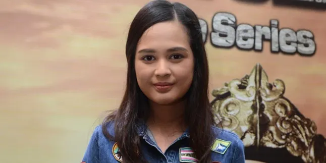 Ada Adegan Laga, Cut Meyriska Latihan Pakai Pedang Mainan