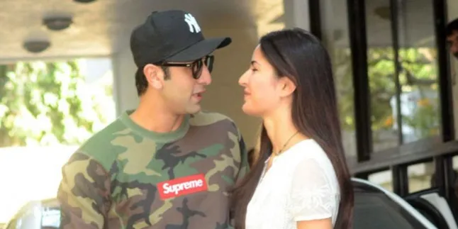 Ada Alia Bhatt, Ranbir Kapoor Santai Cium Pipi Katrina Kaif Kala Jumpa Ada Alia Bhatt, Ranbir Kapoor Santai Cium Pipi Katrina Kaif Kala Jumpa