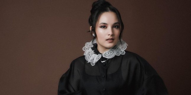 There are Brandon Salim to Mikha Tambayong, Peek at 7 Pictures of Artists who Enliven Chelsea Islan's 29th Birthday - All Black Concept