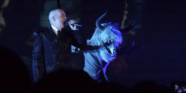 Ada Manusia Bertanduk di Konser Pet Shop Boys